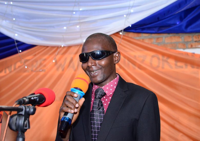 Dons du Matériels scolaire aux enfants aveugles et malvoyants  du centre de la Fondation Uwiragiye accordé par la société SOGEA SATOM