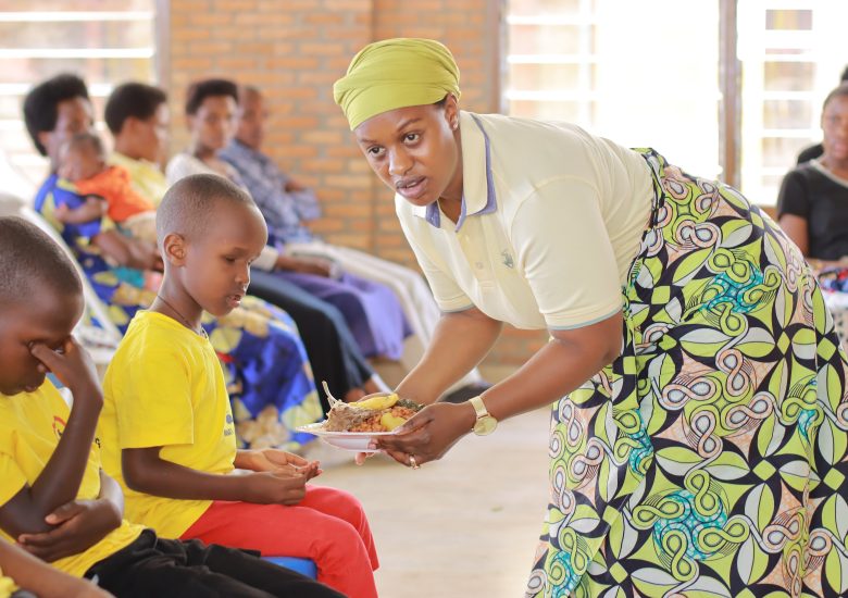 La femme amie des enfants atteints de trouble oculaire