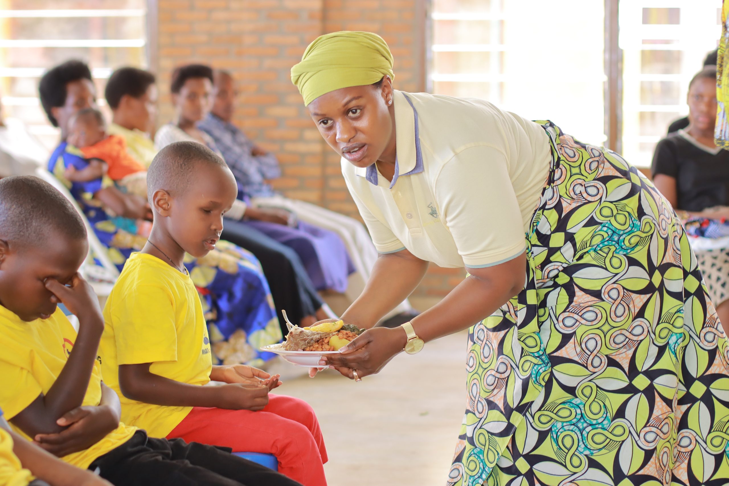 La femme amie des enfants atteints de trouble oculaire