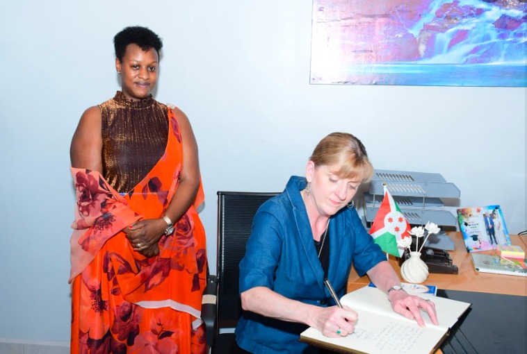  Mélanie Harris Higgins visite la Fondation       Uwiragiye