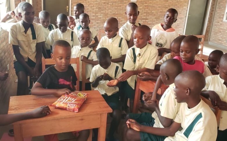 AMENER NOS ENFANTS Y COMPRIS LES FILLES,  AVEUGLES ET LES MALVOYANTS A AIMER L’ECOLE