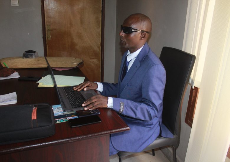 Un aveugle Formateur lance un appel