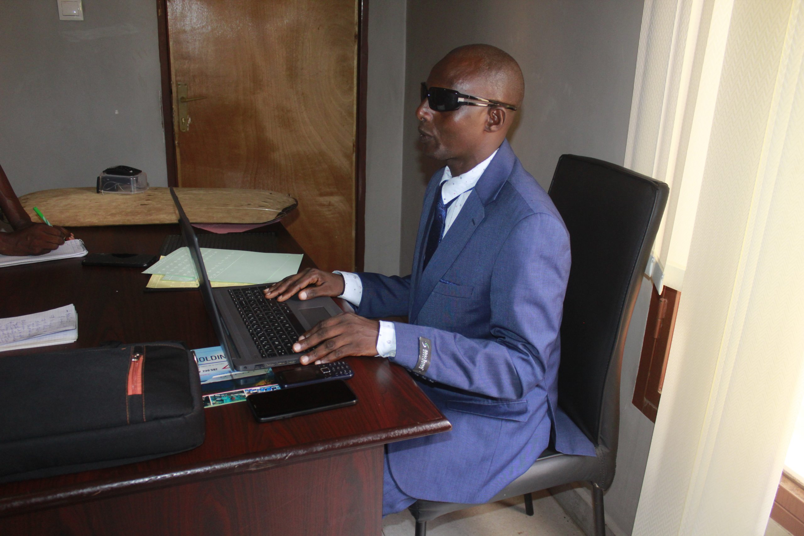 Un aveugle Formateur lance un appel