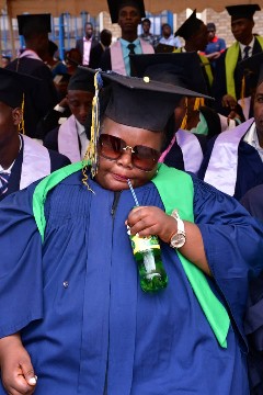 <strong>Elle est dotée d’une qualité de divertir dans la présentation du faux journal</strong>