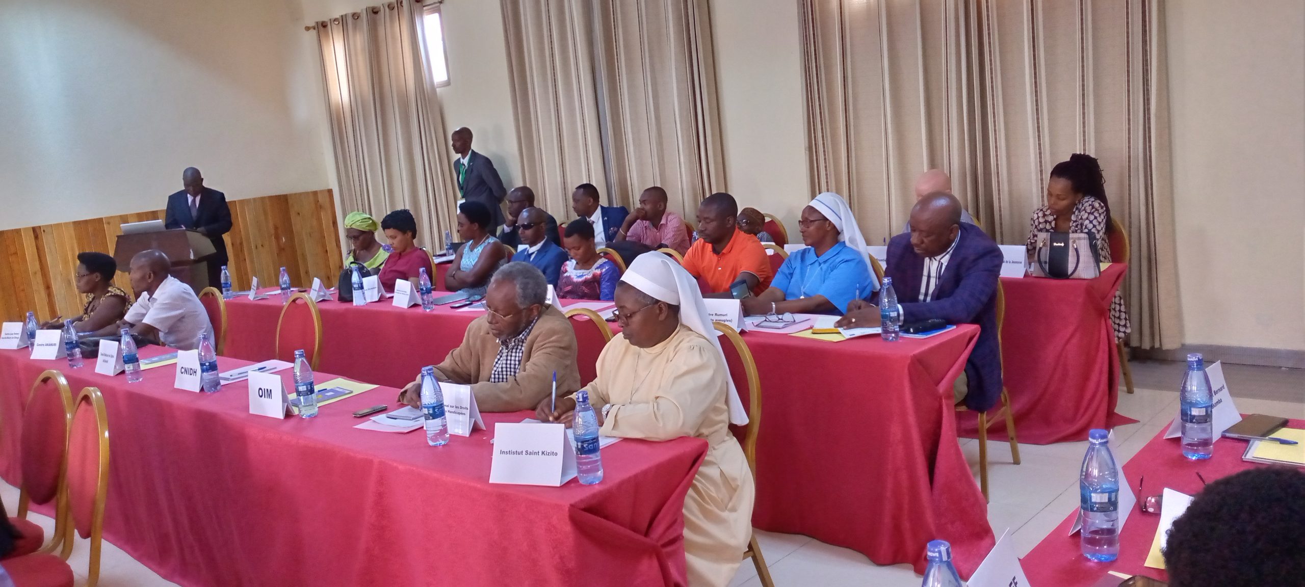 NE LAISSER PERSONNE DERRIERE