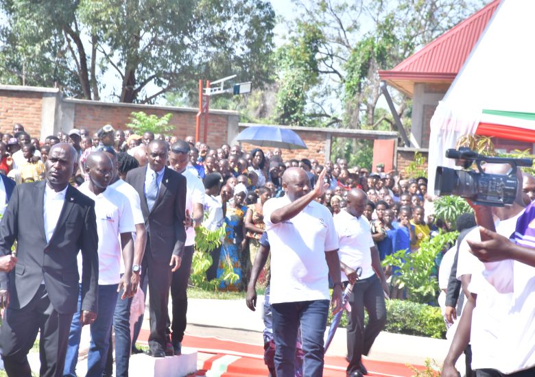   “ TUJE HAMWE TWESE DUHINDURE ISI YACU KUGIRA IDUFASHE GUSHIKIRA ITERAMBERE RIRAMA,ABAGENDANA UBUMUGA BADASIGAYE INYUMA”