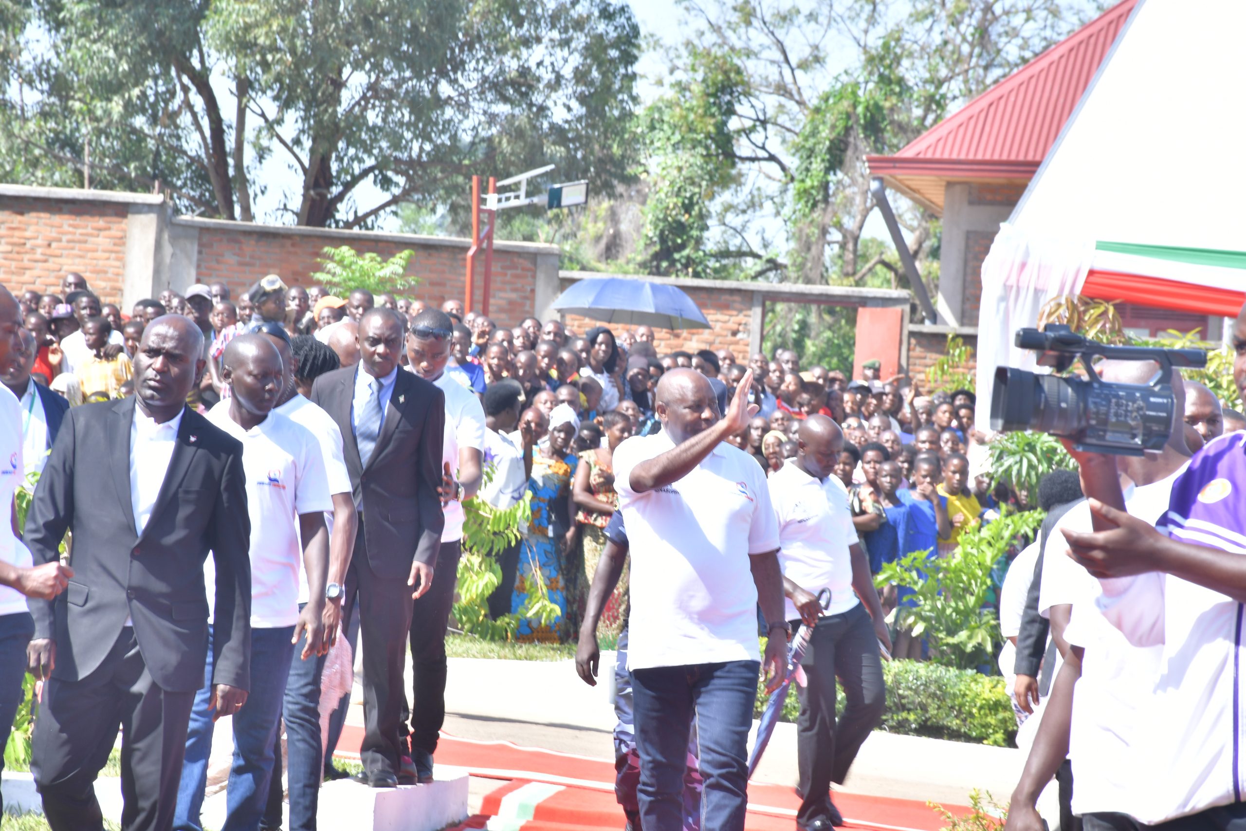   “ TUJE HAMWE TWESE DUHINDURE ISI YACU KUGIRA IDUFASHE GUSHIKIRA ITERAMBERE RIRAMA,ABAGENDANA UBUMUGA BADASIGAYE INYUMA”