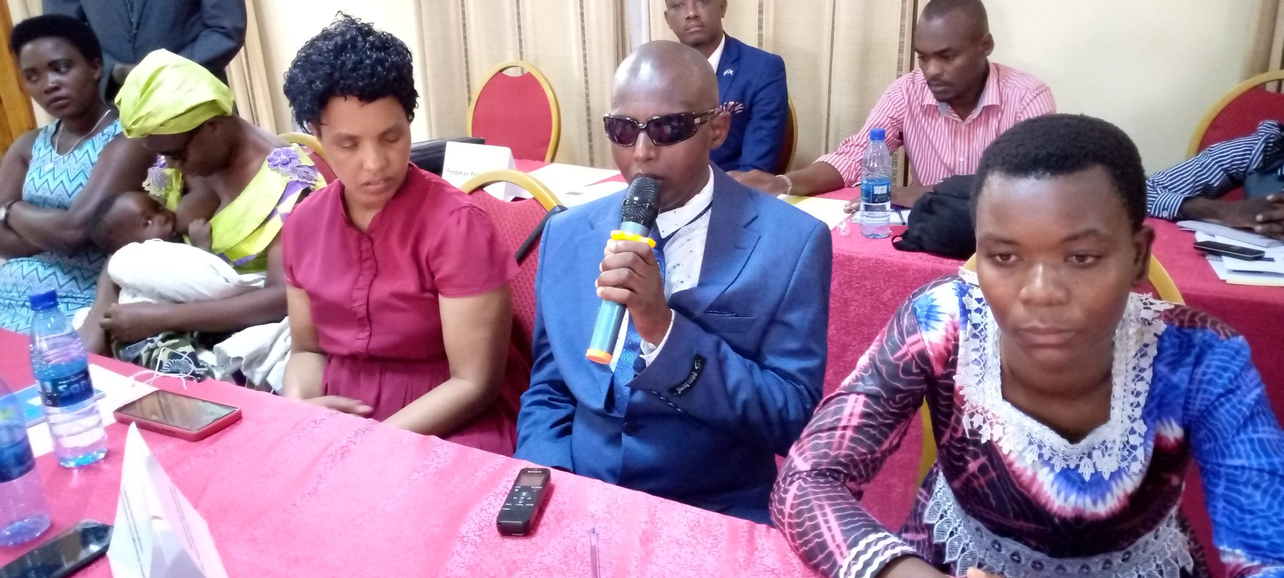 LES PERSONNES HANDICAPEES SENSORIELLES: AVEUGLES ET MALVOYANT SOURDS ET