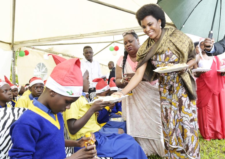 LA PREMIERE DAME A FAIT VIVRE LA FEERIE DE NOËL AUX ENFANTS MALVOYANTS DE PENN BLIND SCHOOL