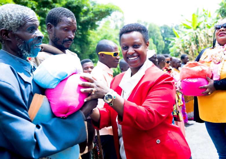 LA REPRESENTANTE LEGALE ET FONDATRICE DE LA FONDATION UWIRAGIYE, A RENCONTRE DES PERSONNES VIVANT AVEC UNE DEFICIENCE VISUELLE