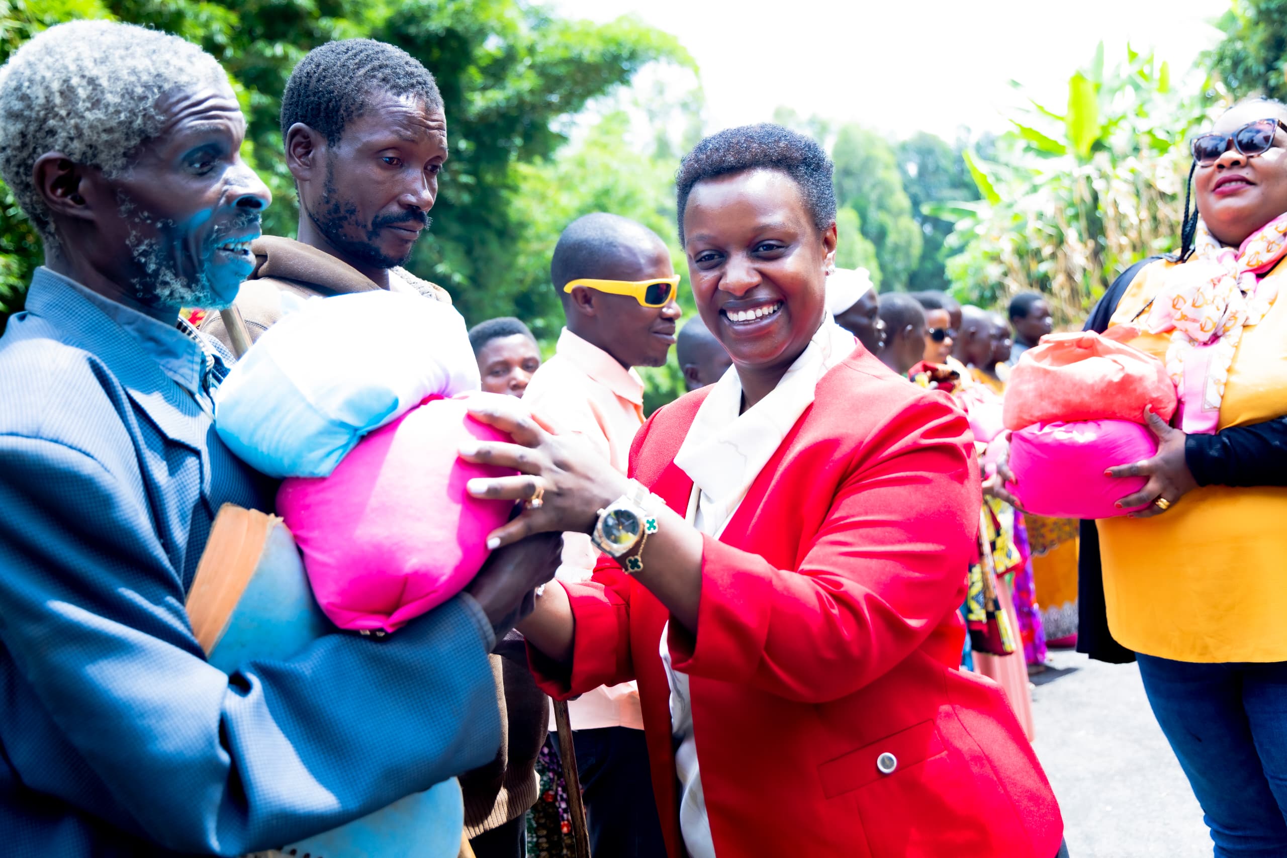 LA REPRESENTANTE LEGALE ET FONDATRICE DE LA FONDATION UWIRAGIYE, A RENCONTRE DES PERSONNES VIVANT AVEC UNE DEFICIENCE VISUELLE