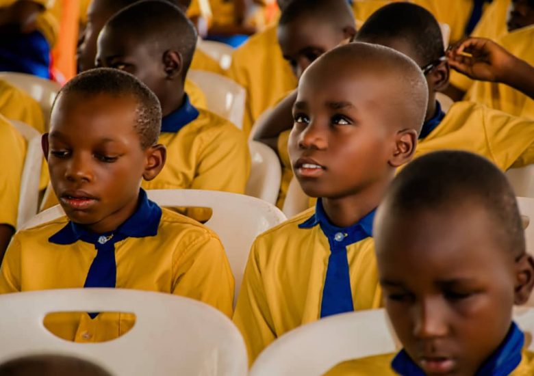 TROIS JEUNES REMERCIENT LA FONDATION UWIRAGIYE POUR AVOIR S&rsquo;OCCUPE D&rsquo;EUX