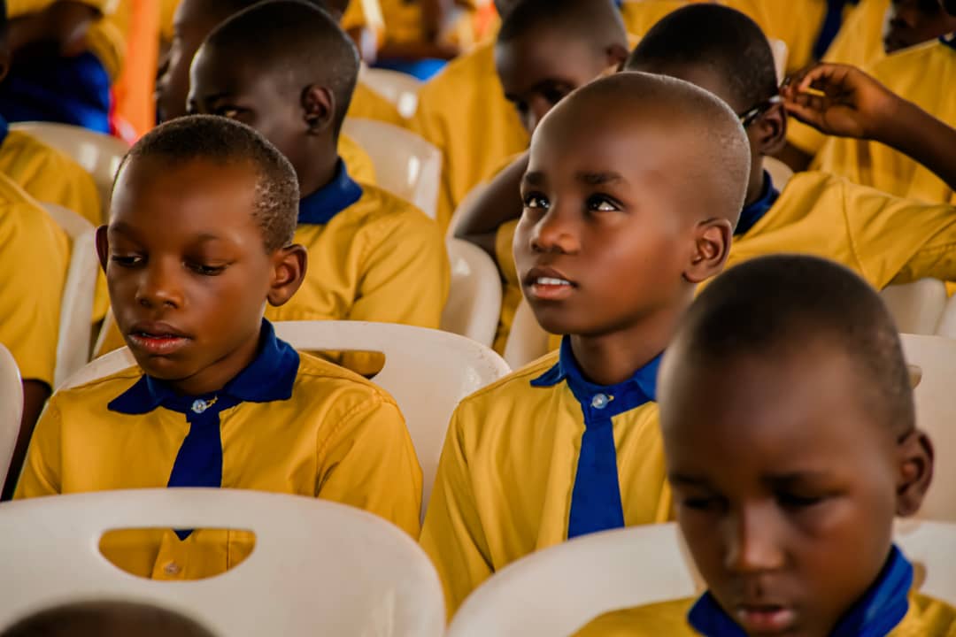 TROIS JEUNES REMERCIENT LA FONDATION UWIRAGIYE POUR AVOIR S&rsquo;OCCUPE D&rsquo;EUX