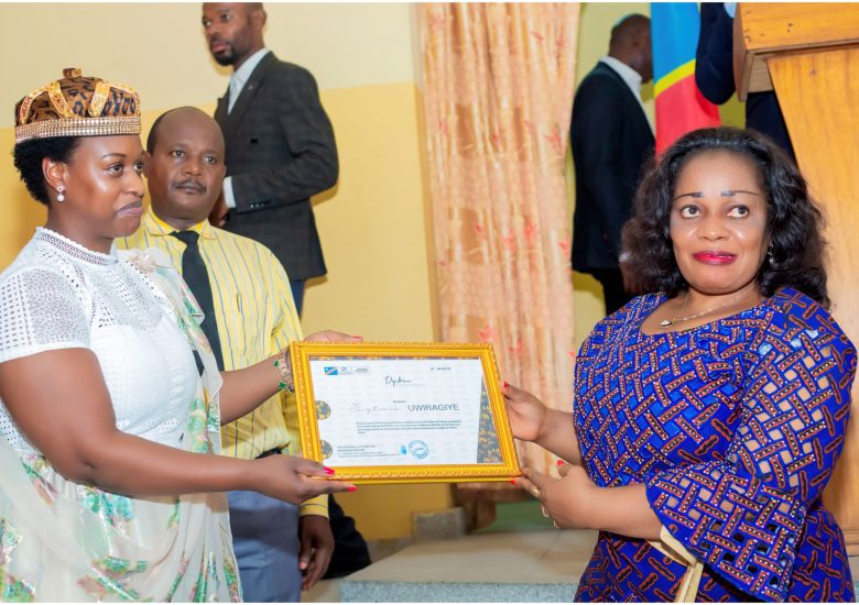 LA BURUNDAISE SYLVIE UWIRAGIYE FONDATRICE ET REPRESENTANTE LEGALE DE LA FONDATION UWIRAGIYE COURONNEE A KINSHASA MARRAINE DES PERSONNES VIVANT AVEC HANDICAP VISUEL EN AFRIQUE CENTRALE 