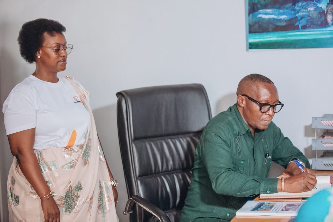 Le Ministre des Affaires étrangères visite la Fondation UWIRAGIYE et réaffirme son engagement en faveur de l’éducation inclusive